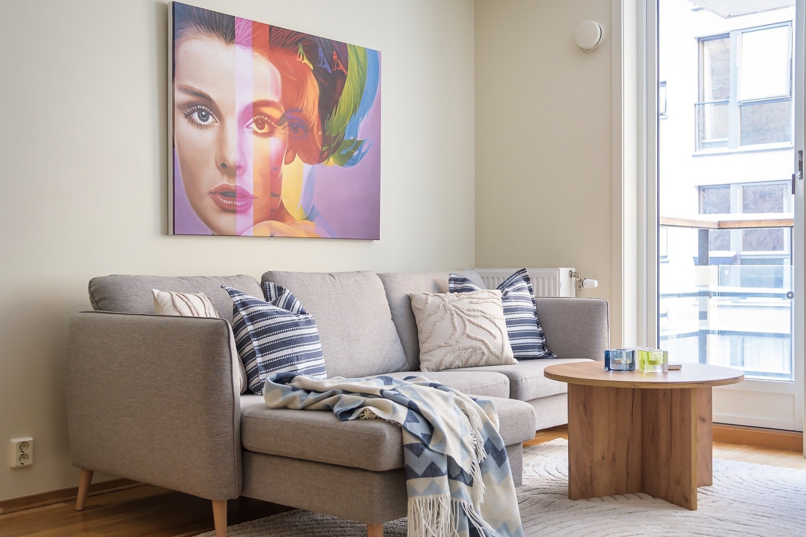 Store vinduer som slipper inn rikelig med naturlig lys Galleribilde