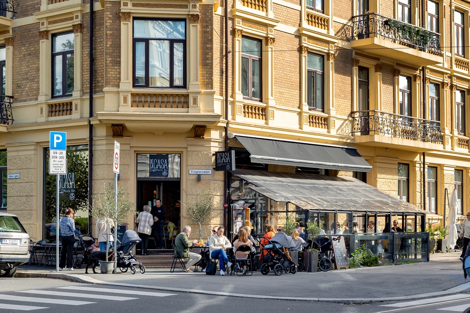 Området er kjent for sine vakre bygårder og sjarmerende gater og byr på et bredt spekter av rekreasjonsmuligheter, med Frognerparken som et sentralt punkt, kjent for Vigelandsinstallasjonen, gode turstier og Frognerbadet. Galleribilde