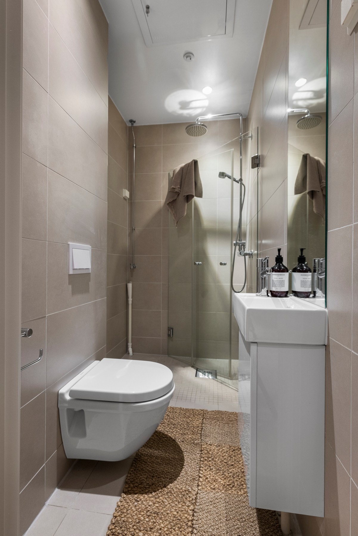 Pent flislagt bad med elektriske varmekabler i gulv. Galleribilde