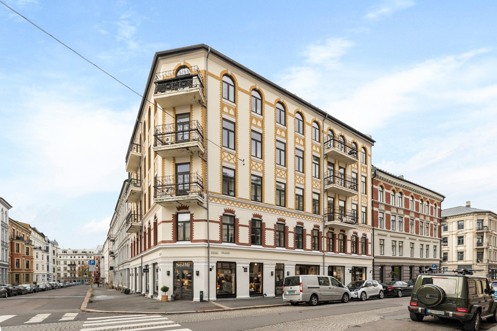 Leiligheten er beliggende i 4.etasje med heisadkomst og byr på god takhøyde og store vinduer. Galleribilde