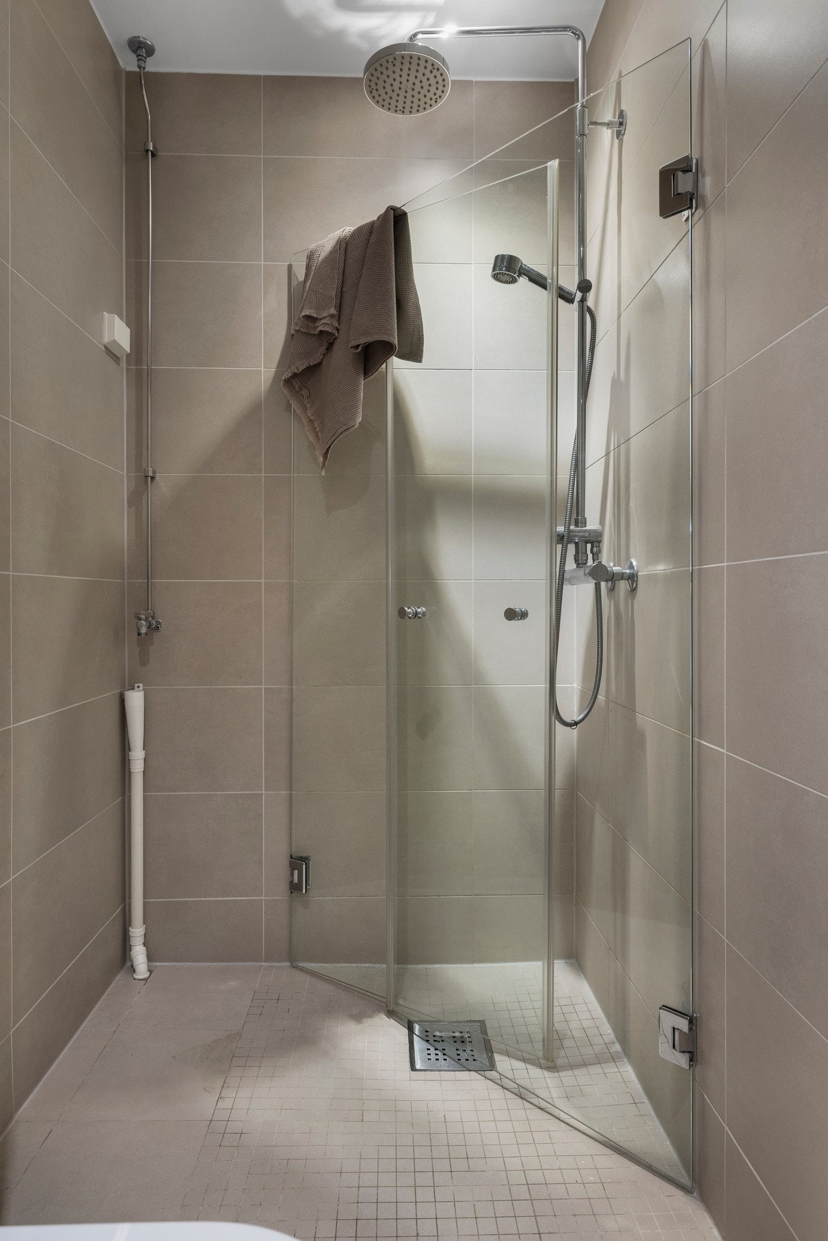 Badet har mekanisk avtrekk samt opplegg for vaskemaskin og tørketrommel. Galleribilde