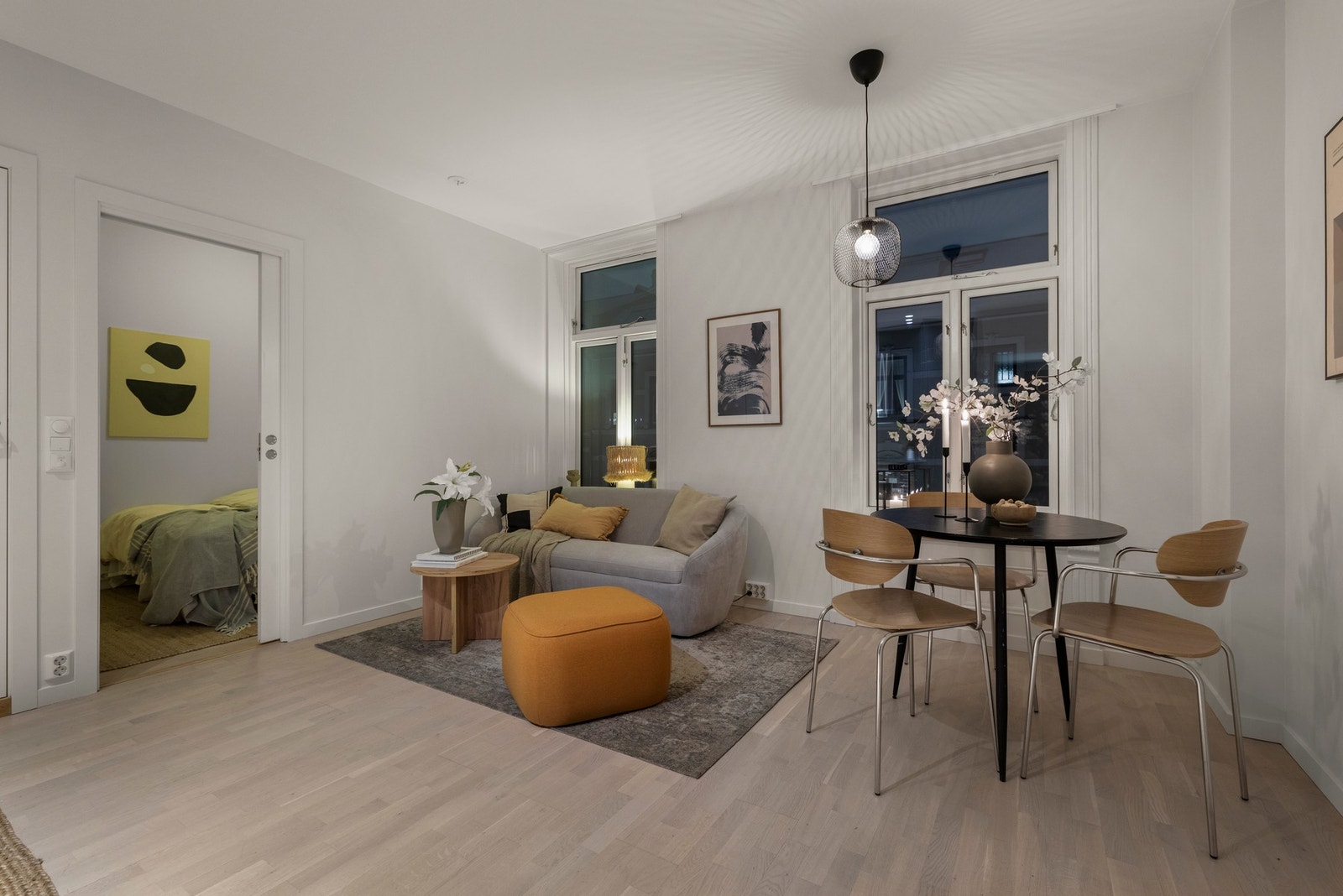 Luftig stue med store vindusflater som slipper inn godt med naturlig lys, og skaper en god atmosfære. Galleribilde