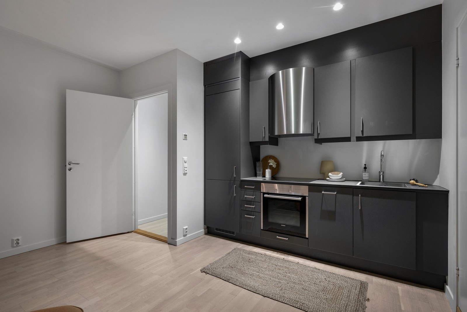 Kjøkkeninnredningen har glatte fronter og her er det bra med benkeplass samt gode oppbevaringsmuligheter i over- og underskap. Galleribilde