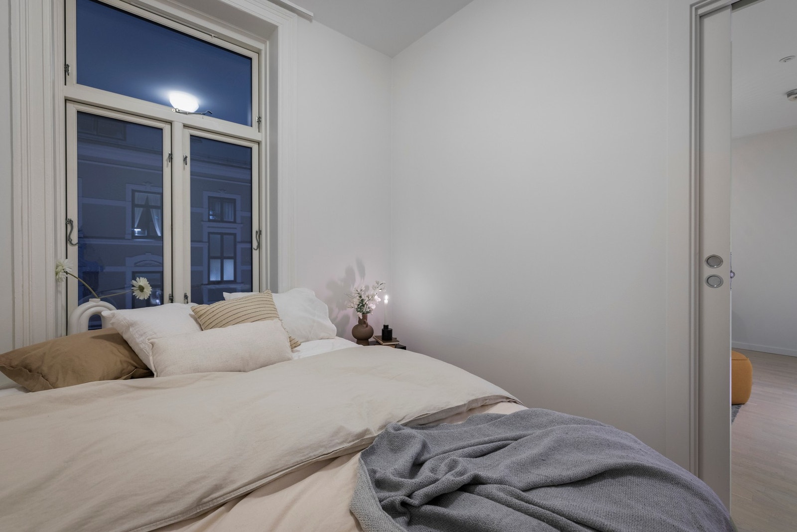 Rommet har god plass til dobbeltseng og nattbord. Galleribilde