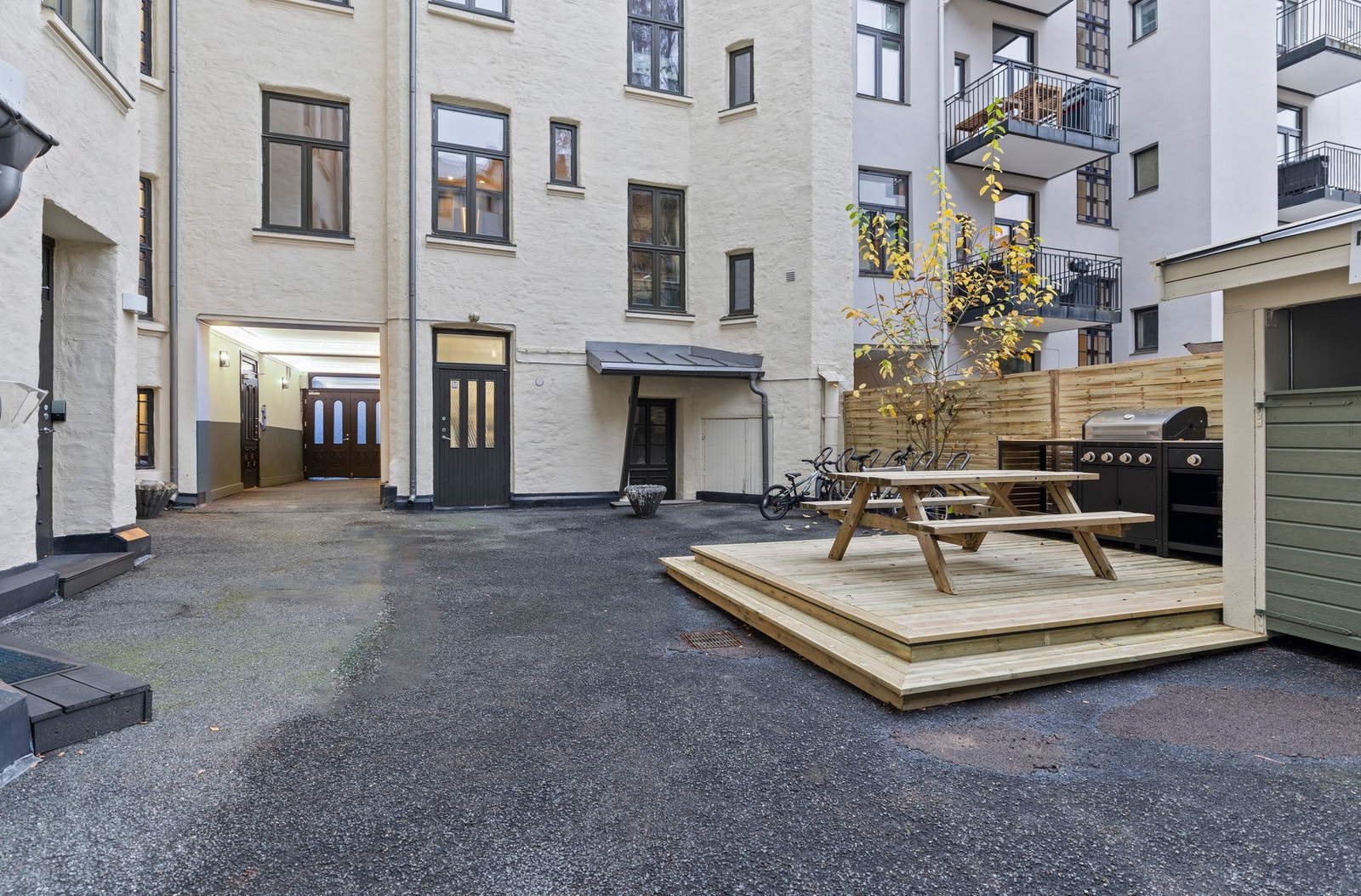 Hyggelig bakgård med sitteplasser. Galleribilde