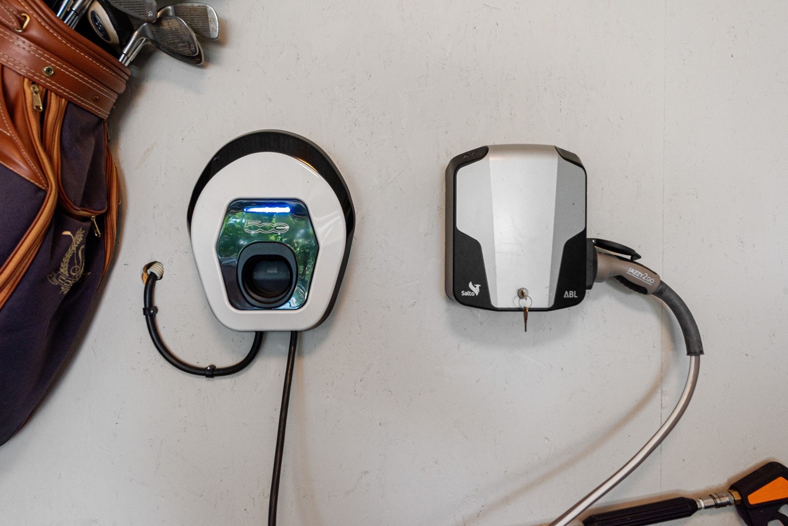 2 elbil ladere med hver sin 32A kurs Galleribilde