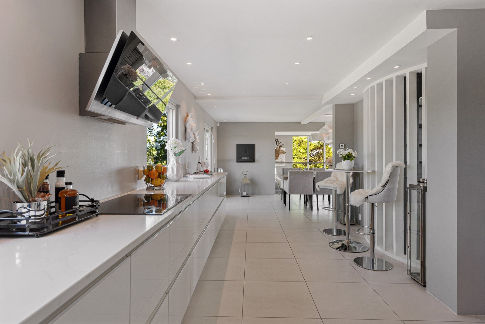 Benkeplaten er av marmorstein fra 2021 Galleribilde