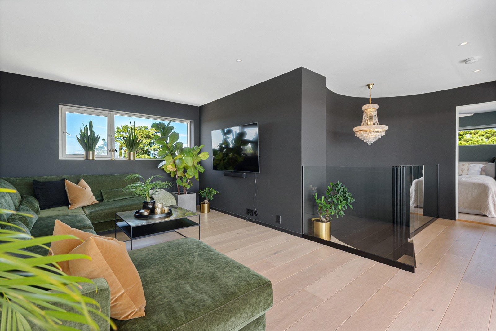 Koselig TV-stue med naturlig innslipp av masse lys Galleribilde