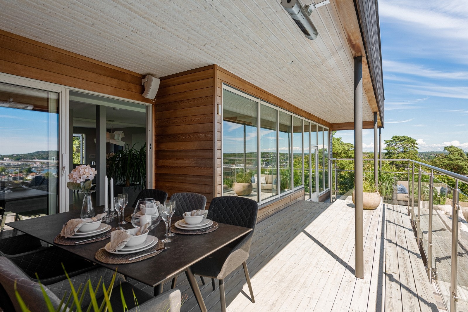 Mange til bords med fantastisk utsikt Galleribilde