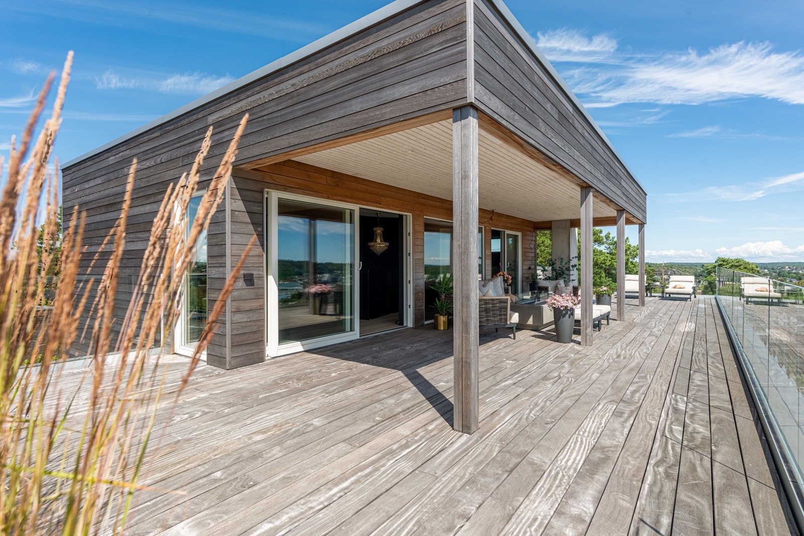 Boligen er omkranset av store terrasser på alle plan Galleribilde