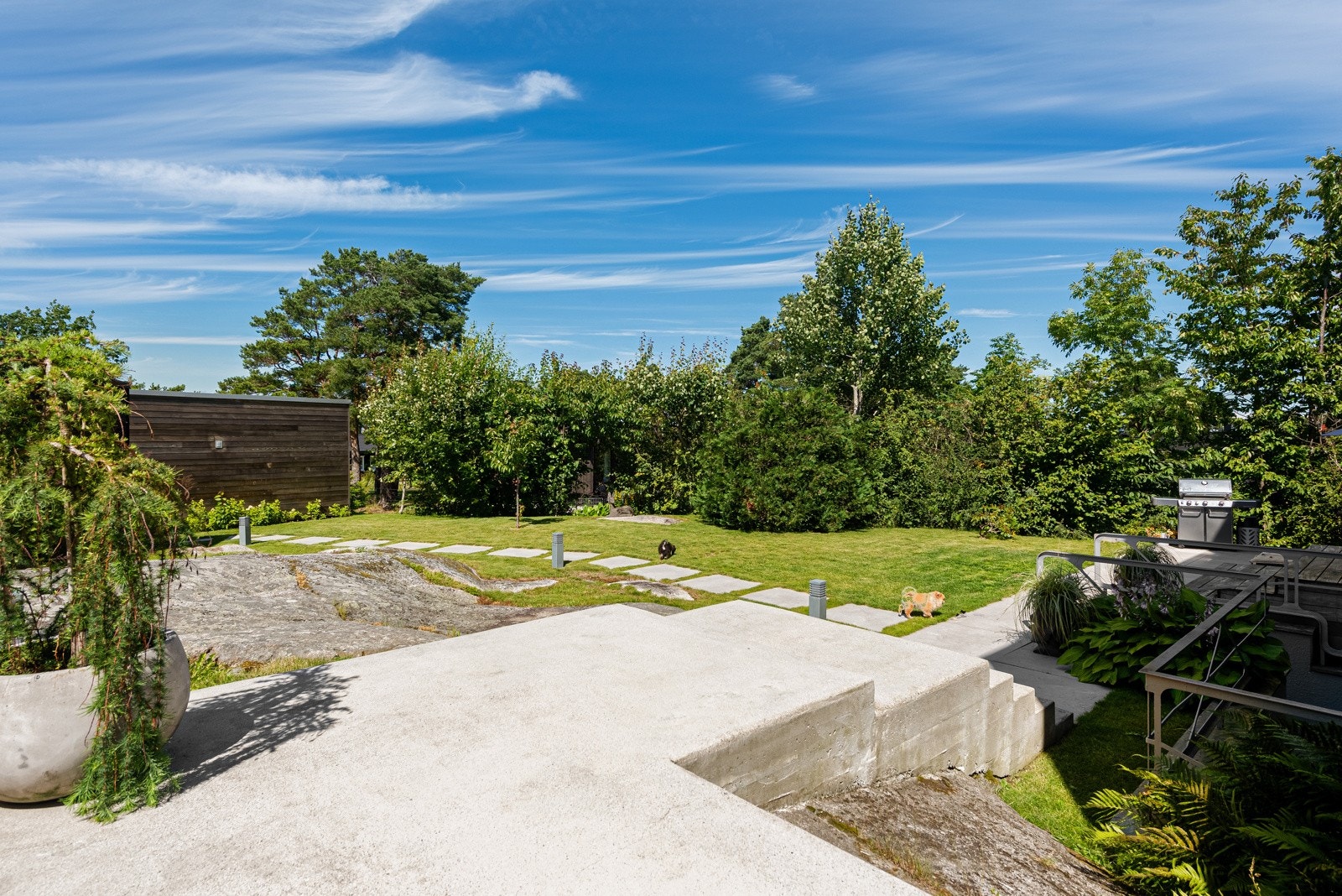 Murlagt inngangsparti, parkmessig opparbeidet hagetomt på nesten 1 mål. Privat og usjenert. Galleribilde
