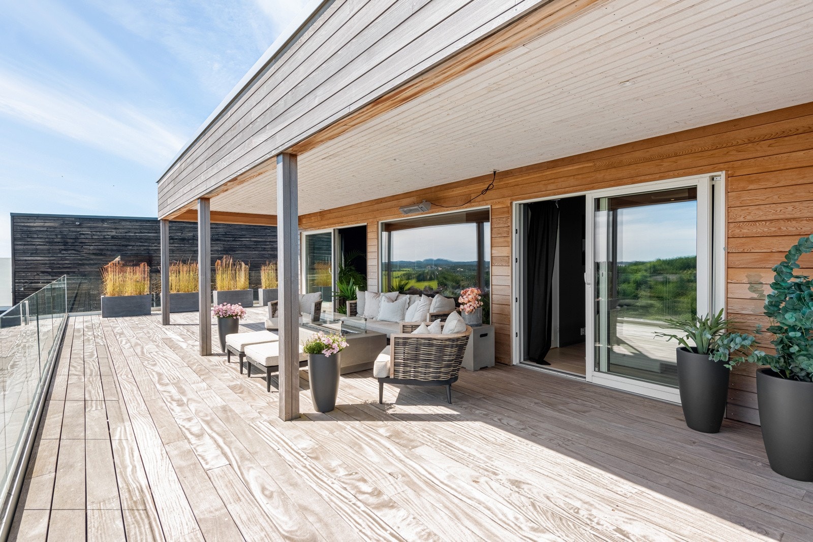 Utgang både fra stue og soverom Galleribilde