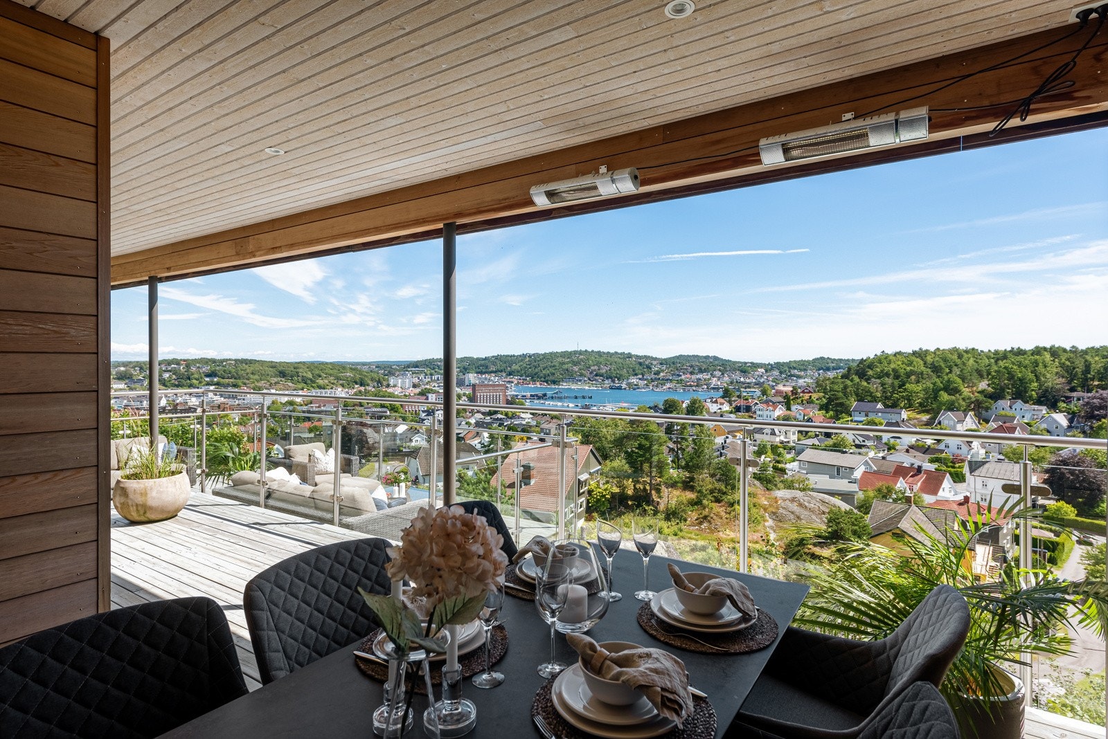 Tenk å nyte lunsj/middag med en slik enestående utsikt Galleribilde