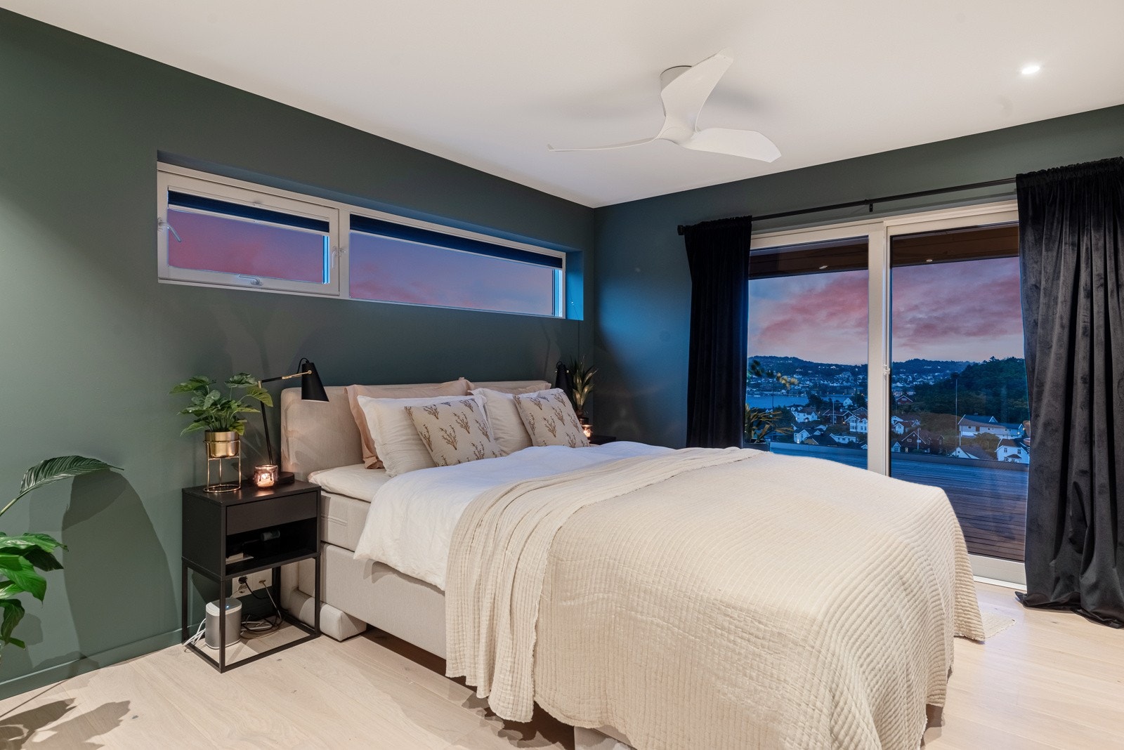 Strøkent masterbedroom med utsikt mot Sandefjordsfjorden Galleribilde