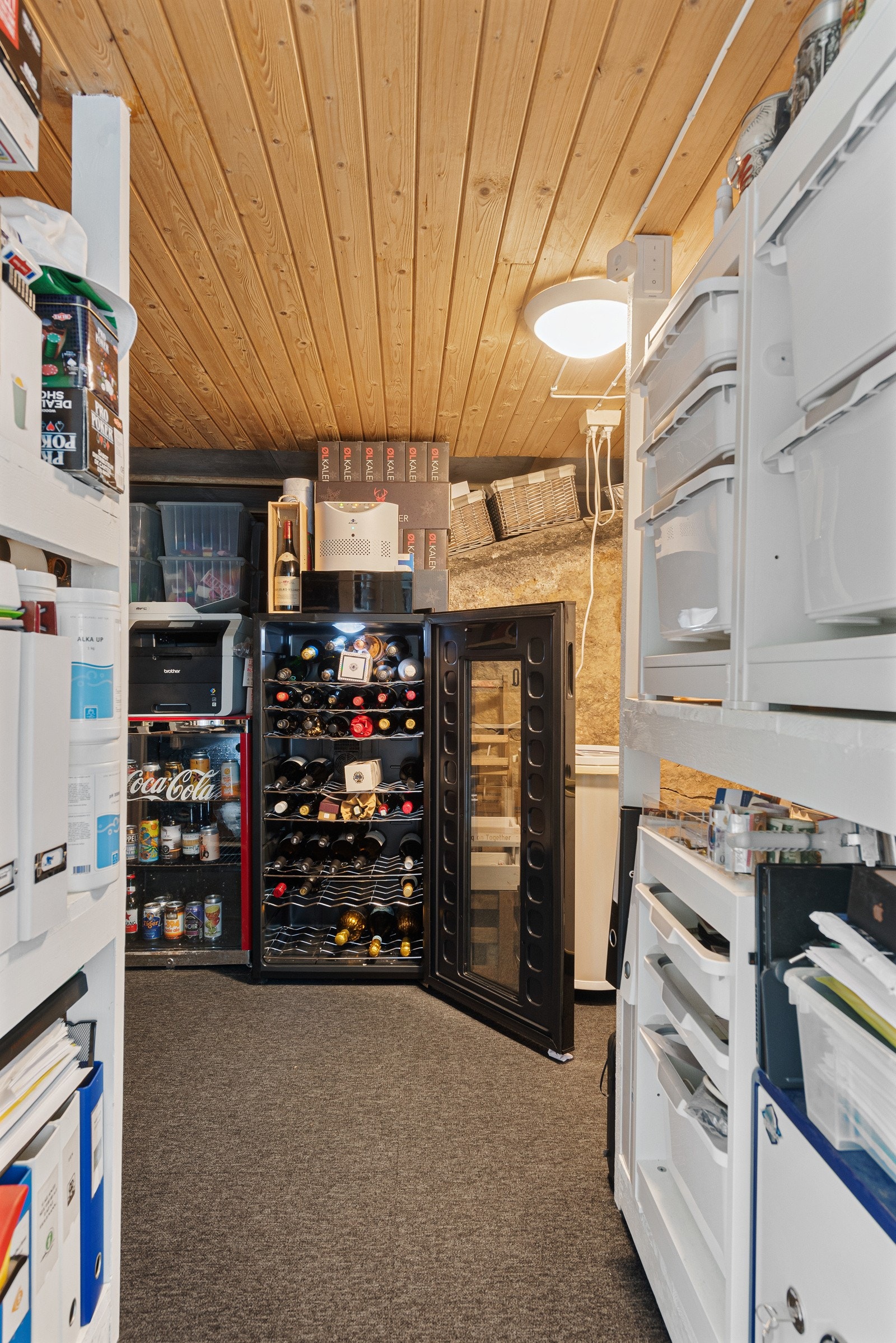 Fra medierommet kommer man til en bod vi kaller vinkjeller, samt plass for oppbevaring Galleribilde