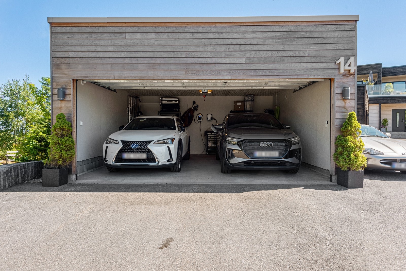 Garasje fra 2020 med motorisert leddheiseport med fjernåpner Galleribilde