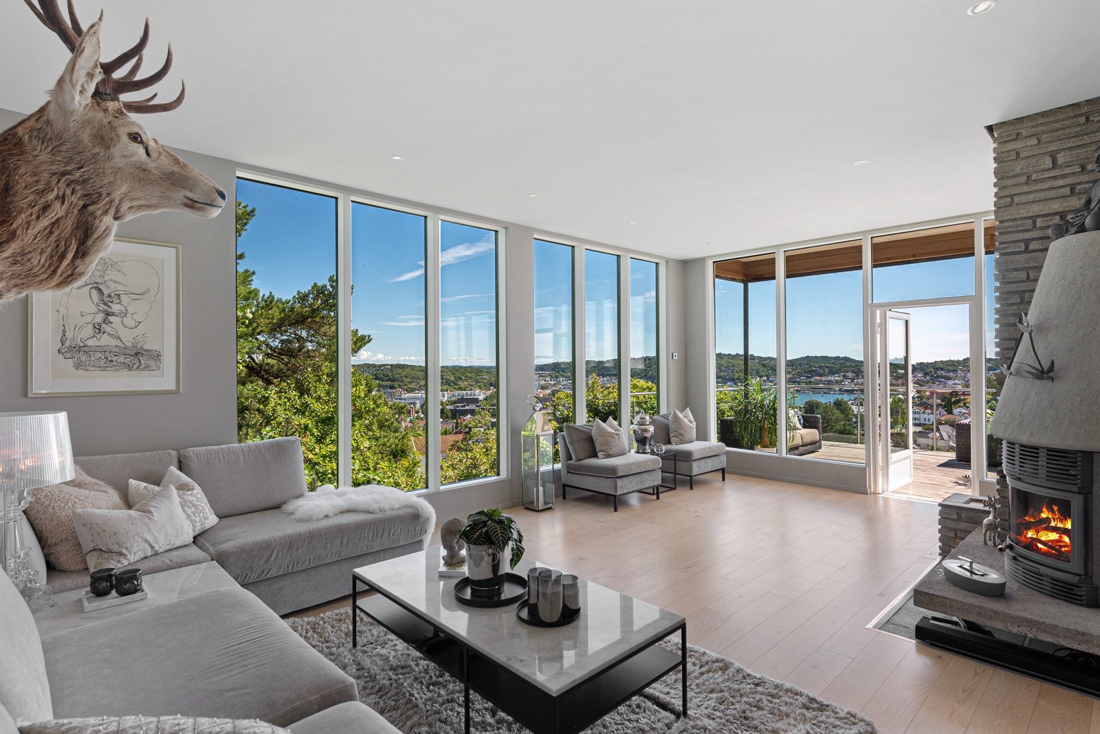 Se på dette! Rålekker stue, peisovn og store vindusflater med fantastisk utsikt Galleribilde