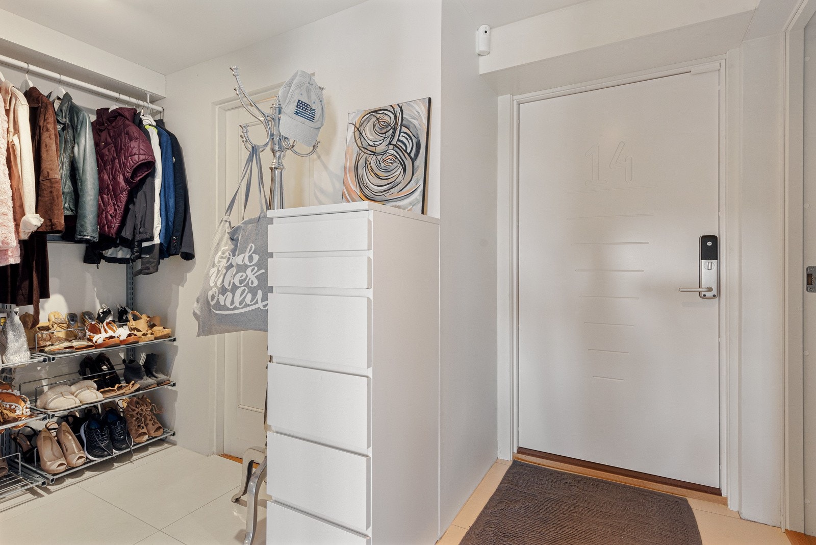 Eget inngangsparti fra utsiden, via kjellerrom og garderoberom Galleribilde