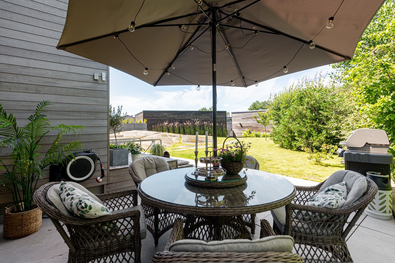 Enda en sittegruppe på terrassen ved inngangspartiet Galleribilde