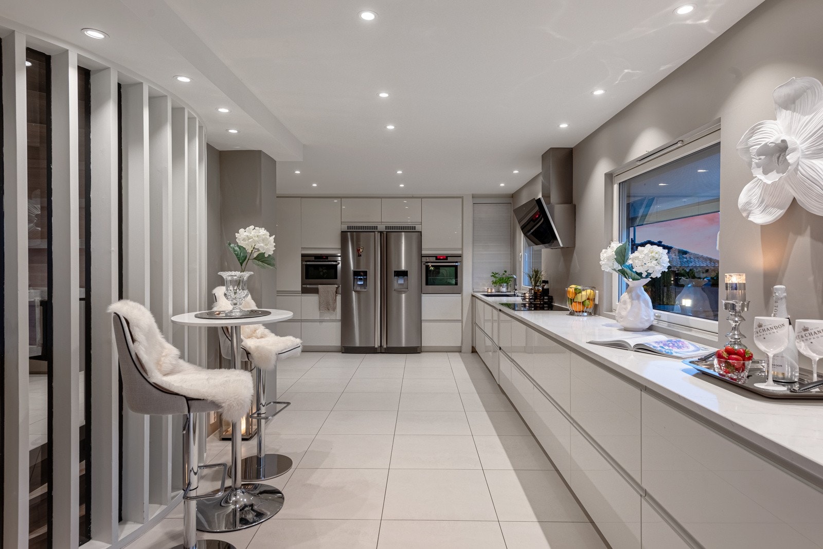 Kjøkkenet er innredet med glatte fronter Galleribilde