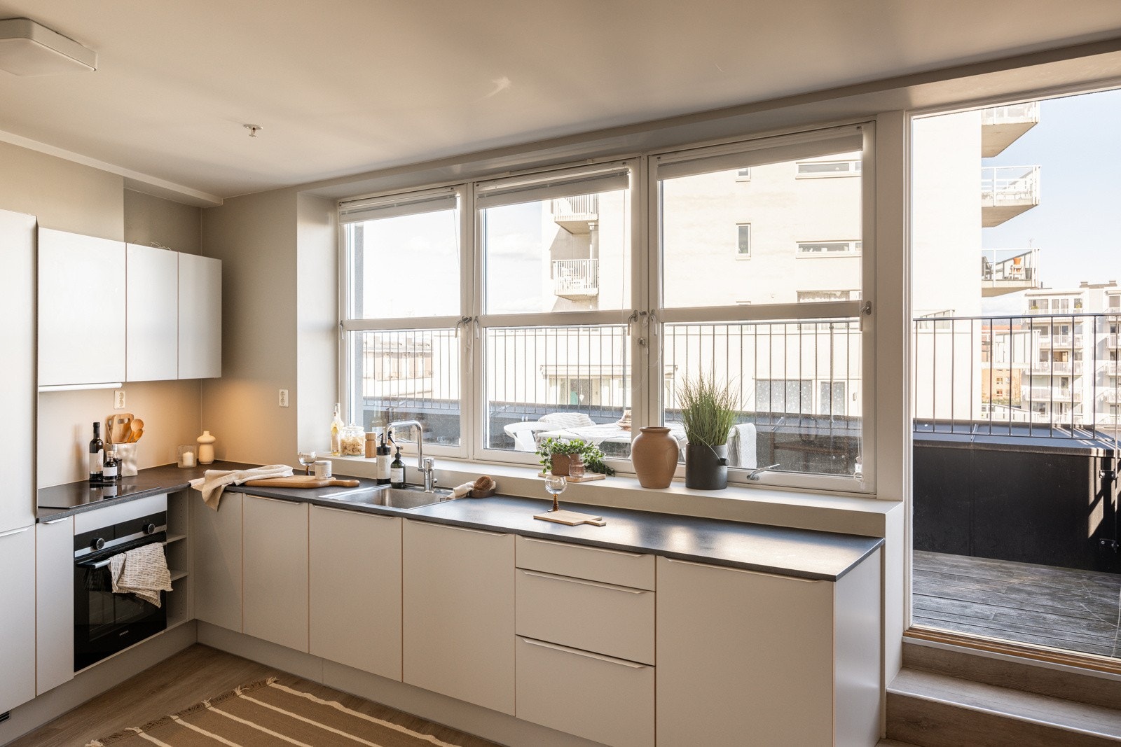 Leiligheten har en god intern beliggenhet på hjørnet i byggets toppetasje (5. etasje med heis), og har en god planløsning med et sosialt oppholdsrom, 3 soverom, et lekkert baderom og bod. Galleribilde