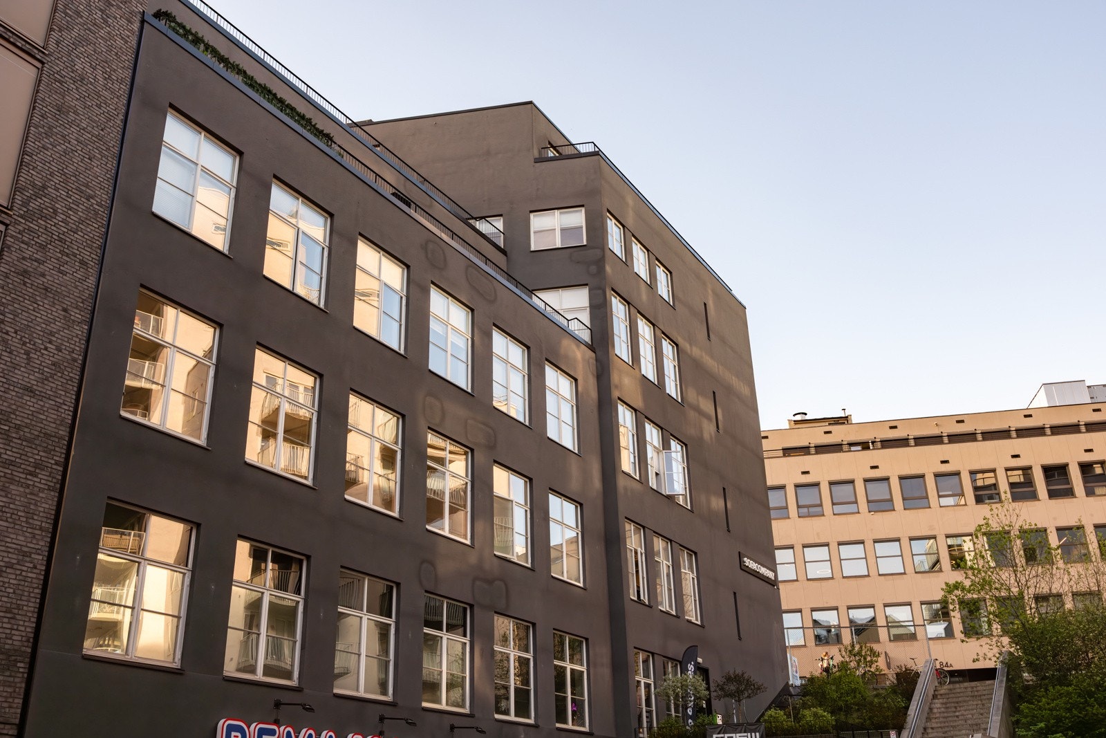 Her bor du høyt, fritt og usjenert på hjørnet i byggets toppetasje! Galleribilde