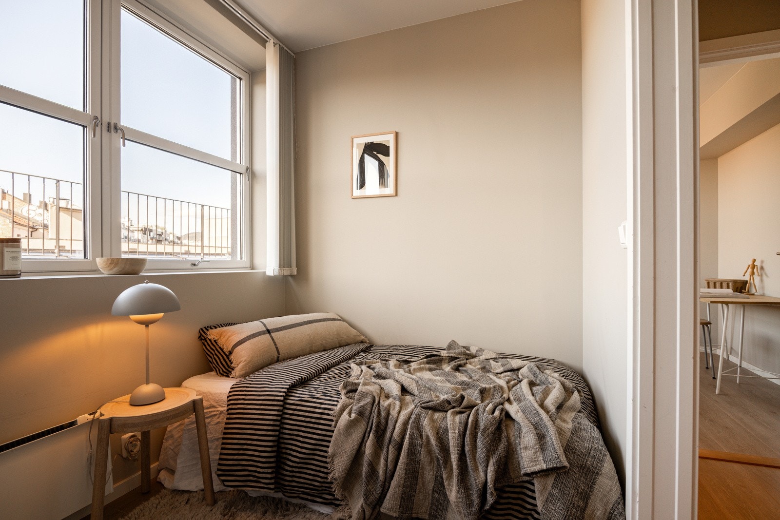 Alle vinduene i leiligheten var nye i 2018, og det er brede vinduskarmer for planter og dekor. Galleribilde