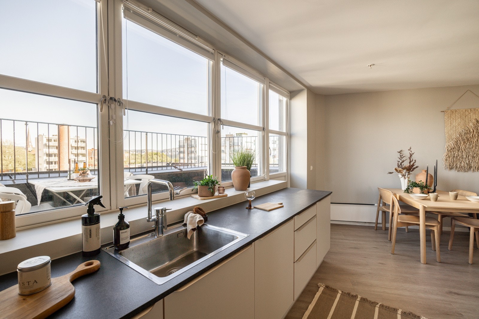 Innredningen har lyse glatte fronter med soft-close og laminert benkeplate med nedfelt oppvaskkum. Galleribilde