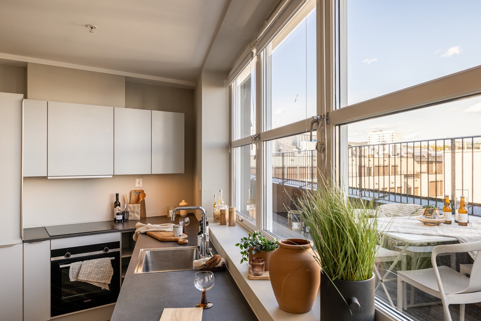 Kjøkkenet er fullt utstyrt med medfølgende integrerte hvitevarer som nedfelt induksjonstopp, stekeovn, oppvaskmaskin og kjøleskap med frysedel. Det er avtrekk via balansert anlegg. Galleribilde