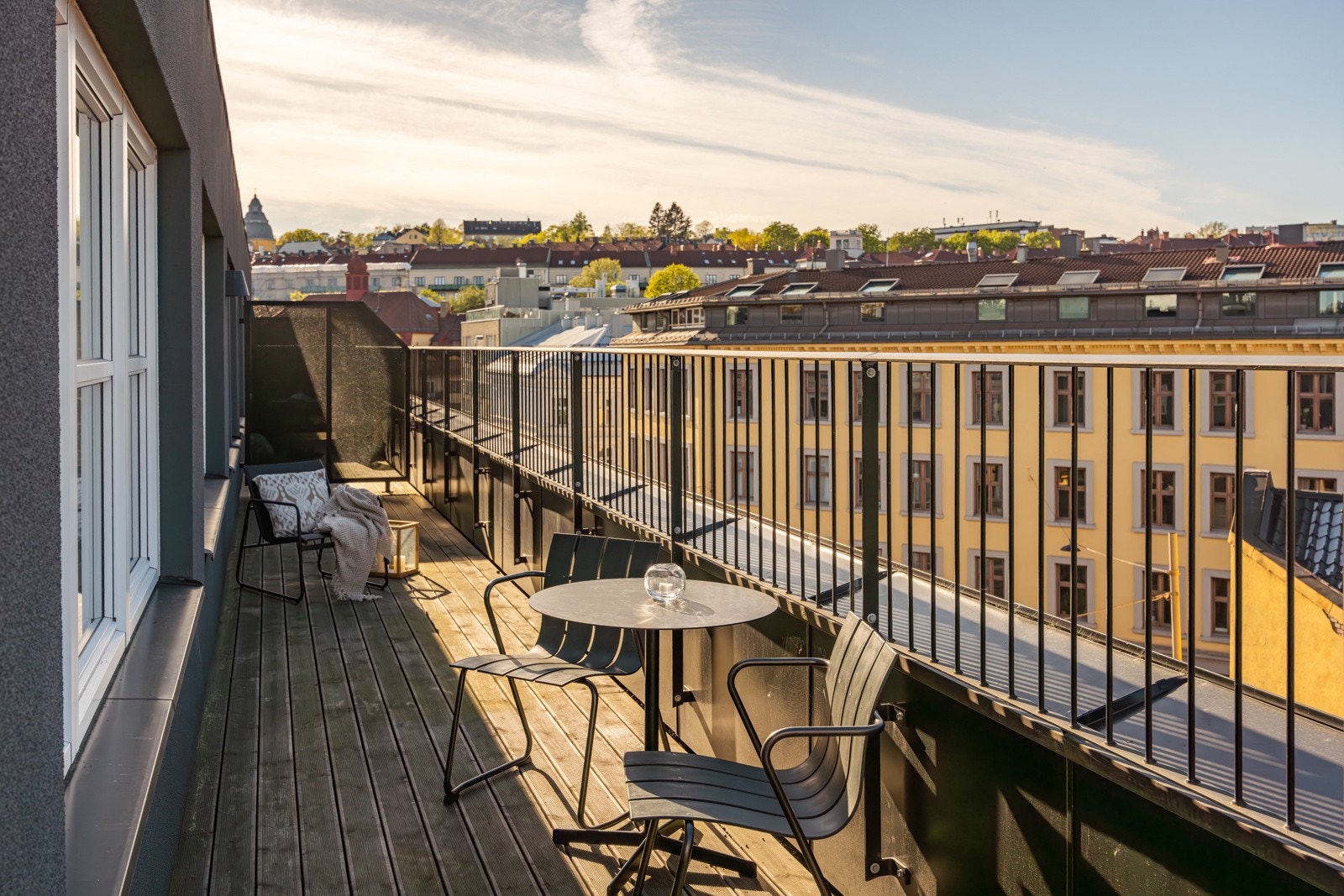 Her kan du nyte sol på deler av terrassen fra morgen til kveld sommerstid. Galleribilde