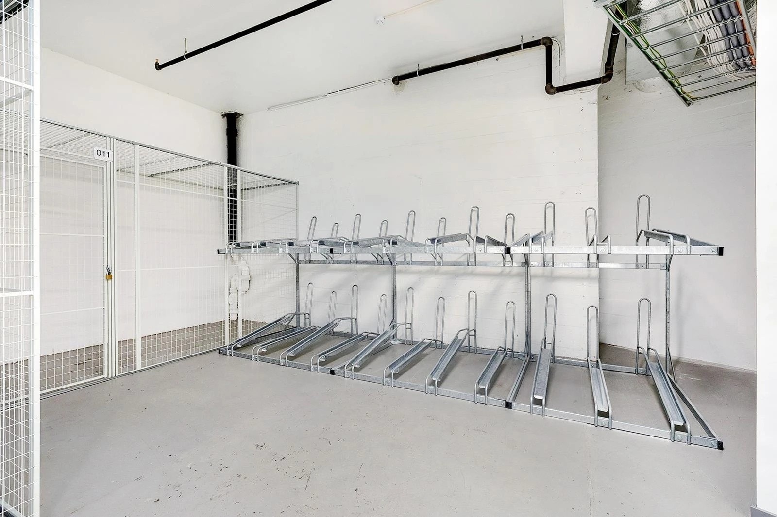 Felles sykkelparkering innendørs Galleribilde