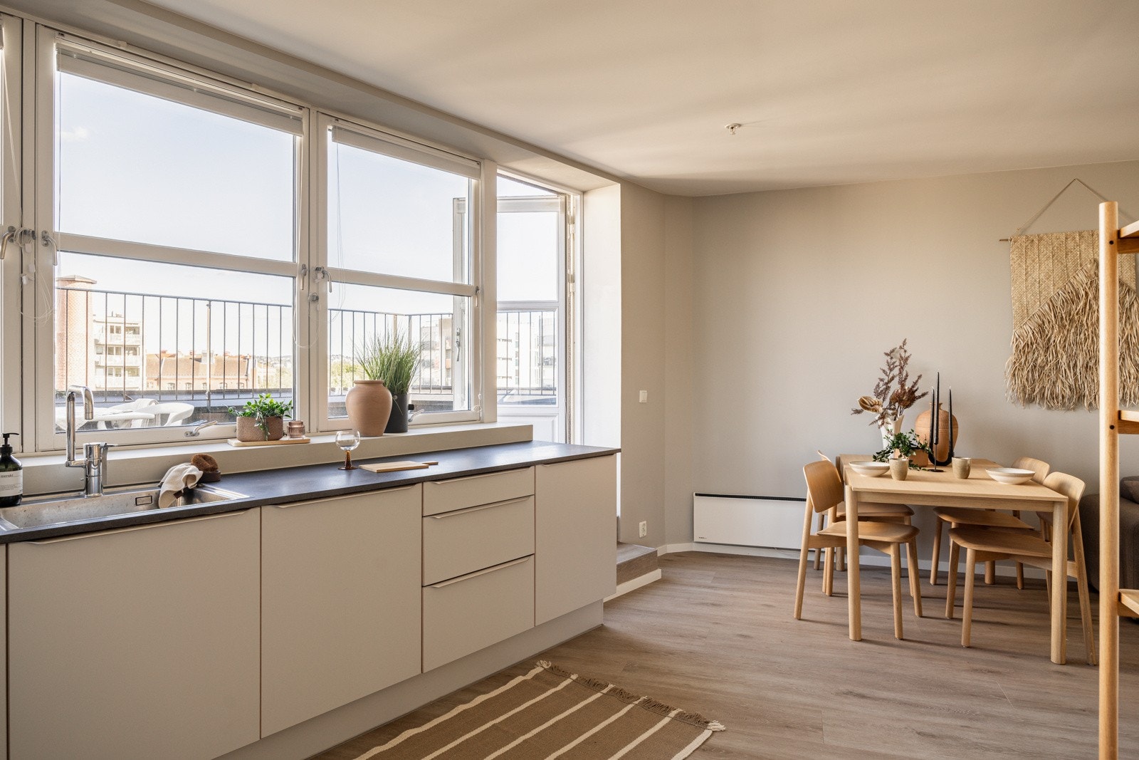 I tilknytning til kjøkkenet er det naturlig plass til et stort spisebord. Galleribilde