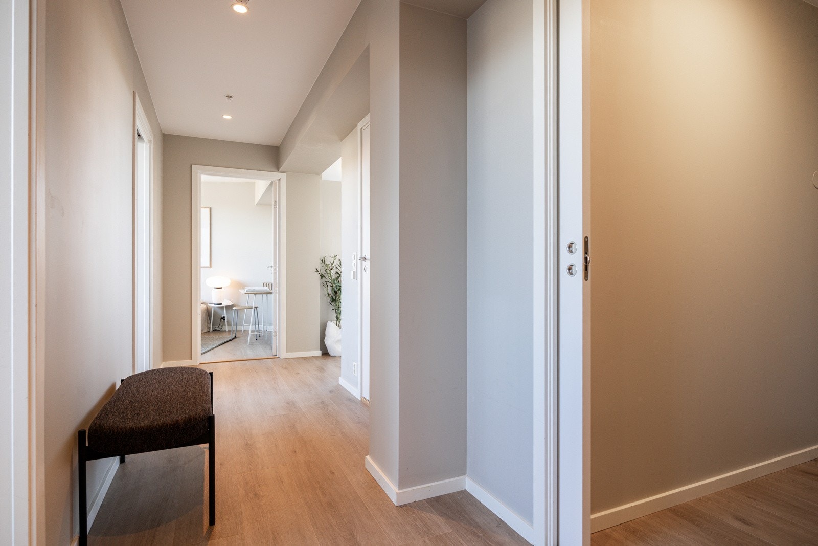 Leiligheten holder en gjennomgående god standard etter omfattende oppussing i 2019. Galleribilde