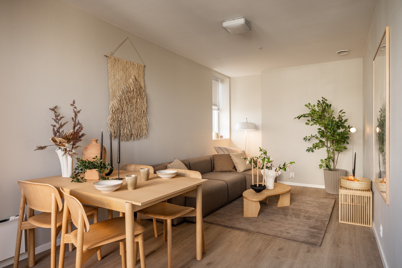 God og moderne standard fra 2019 med enstavs laminat på gulv, glatte overflater malt i en innbydende farge og skjult elektrisk anlegg. Galleribilde