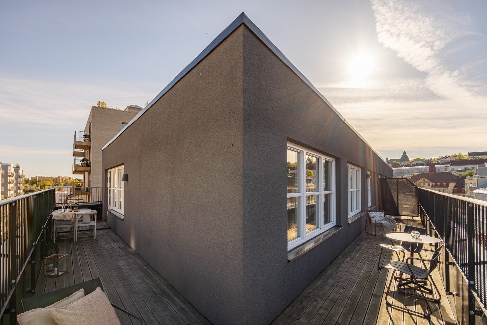 Terrassen strekker seg langs to yttervegger og kan enkelt deles inn i ulike soner med flere sittegrupper. Galleribilde