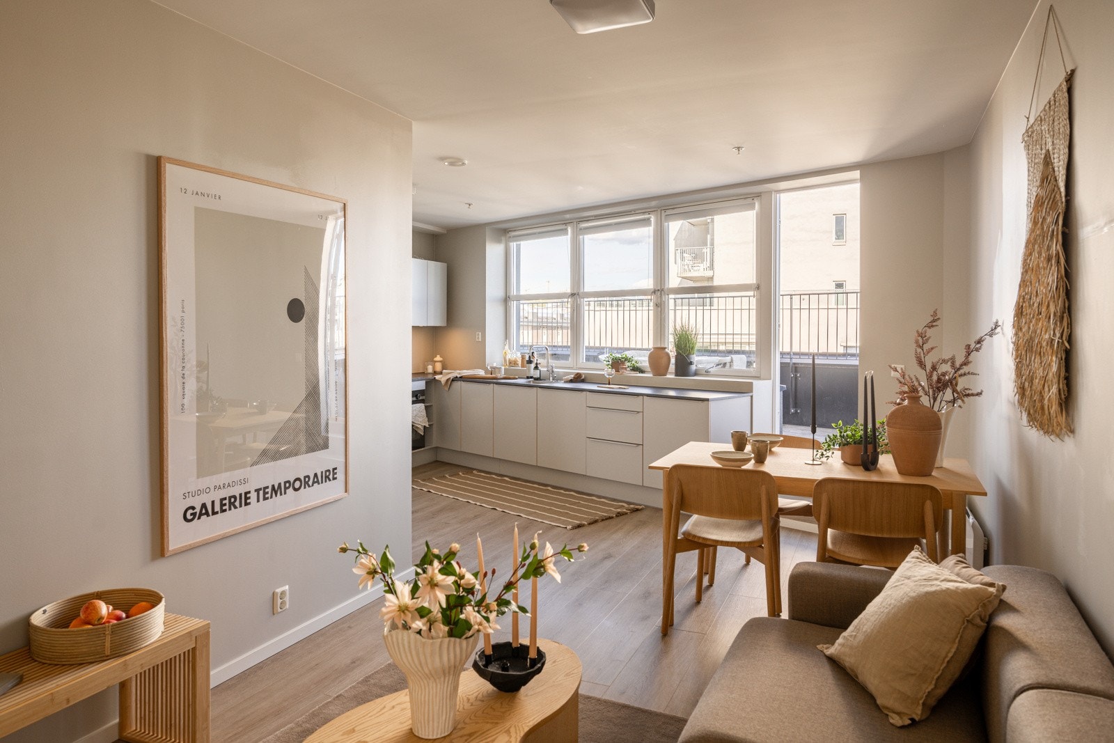 En lys og attraktiv 4-roms topp-/hjørneleilighet som er moderne oppusset i 2019. Galleribilde