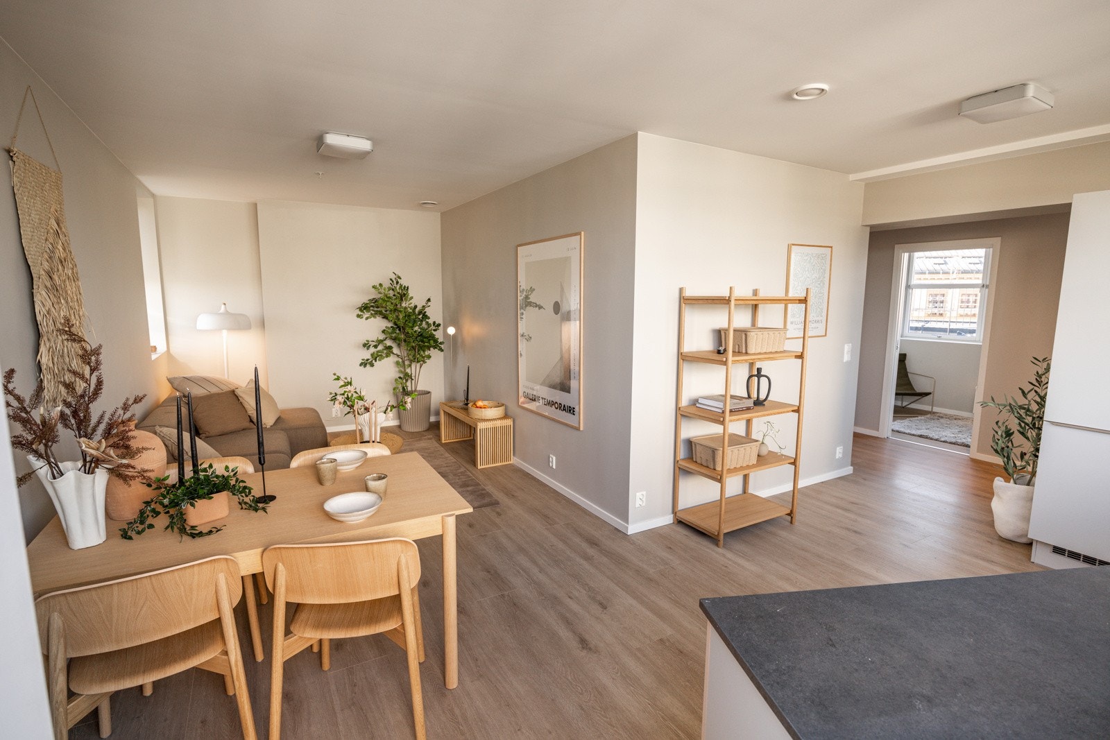 Lysinnslippet sammen med den gode takhøyden på ca. 2,54 gir en luftig romfølelse. Galleribilde