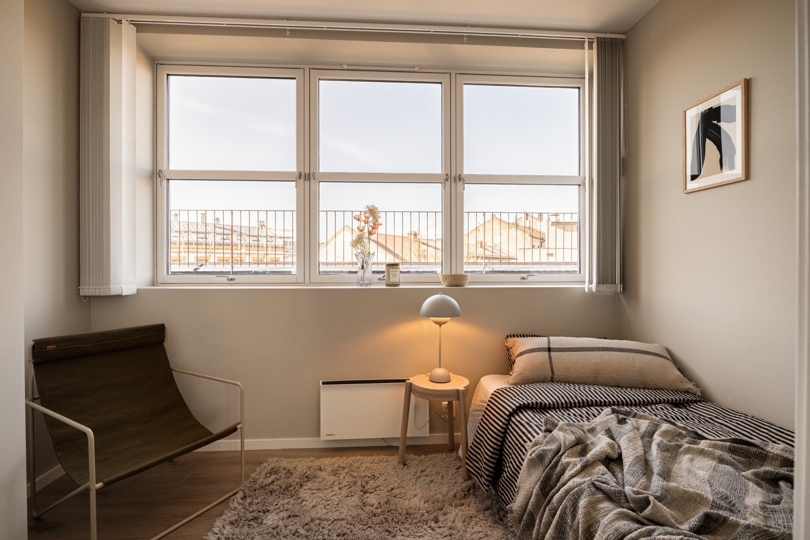 I likhet med hovedsoverommet har også disse to rommene store flotte vindusflater som slipper inn lyset og gir en god romfølelse. Galleribilde