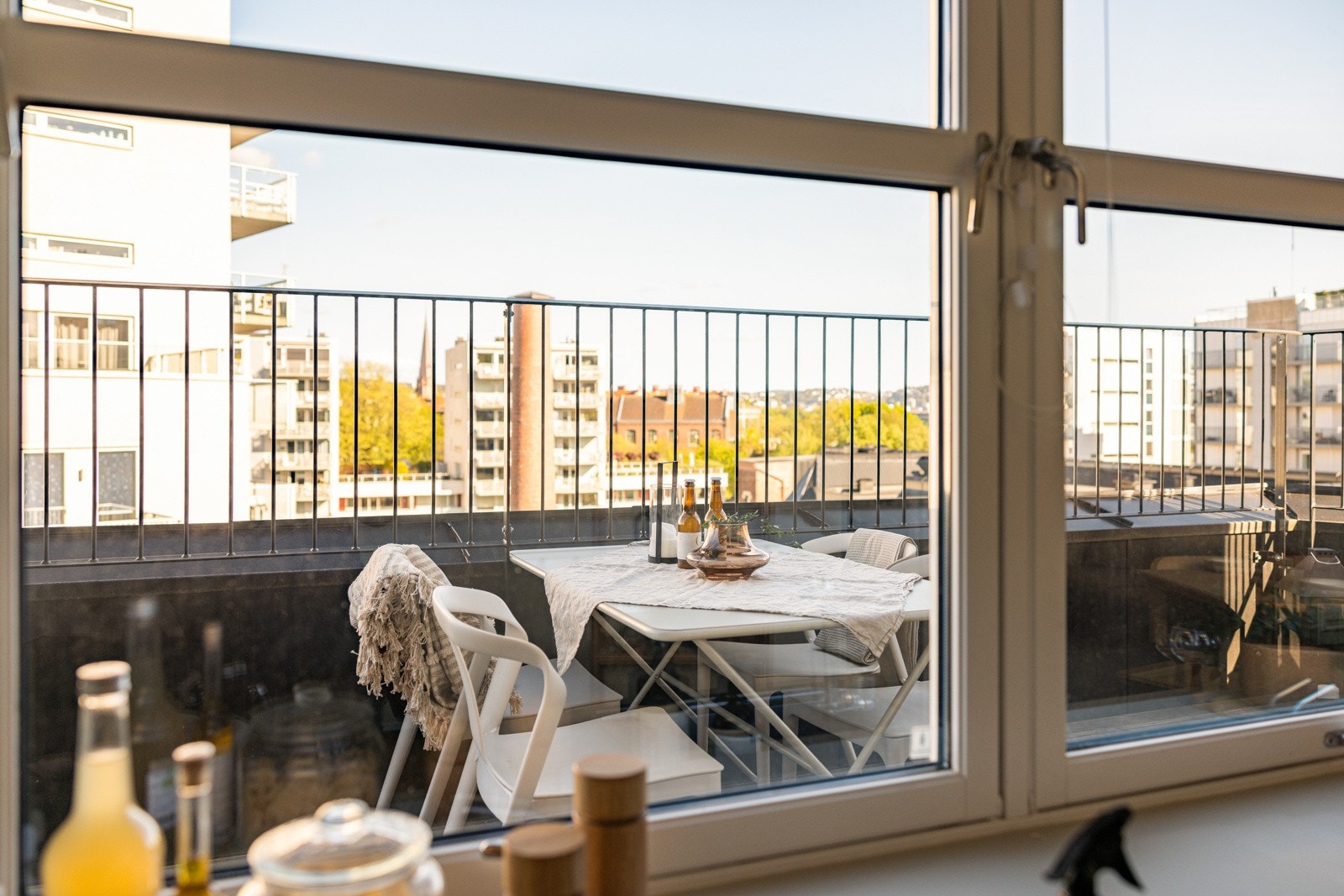 Beliggenheten i byggets toppetasje med store vindusflater sørger for rikelig med naturlig lys, samtidig som det er minimalt med innsyn. Galleribilde