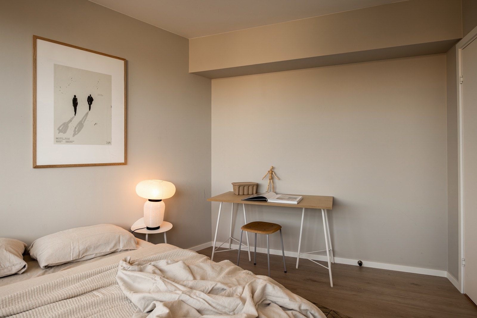 På soverommet er det god plass til dobbeltseng med tilhørende nattbord, samt en kontorpult eller kommoder. Det er også oppbevaringsplass i garderobeskap som medfølger i handelen. Galleribilde