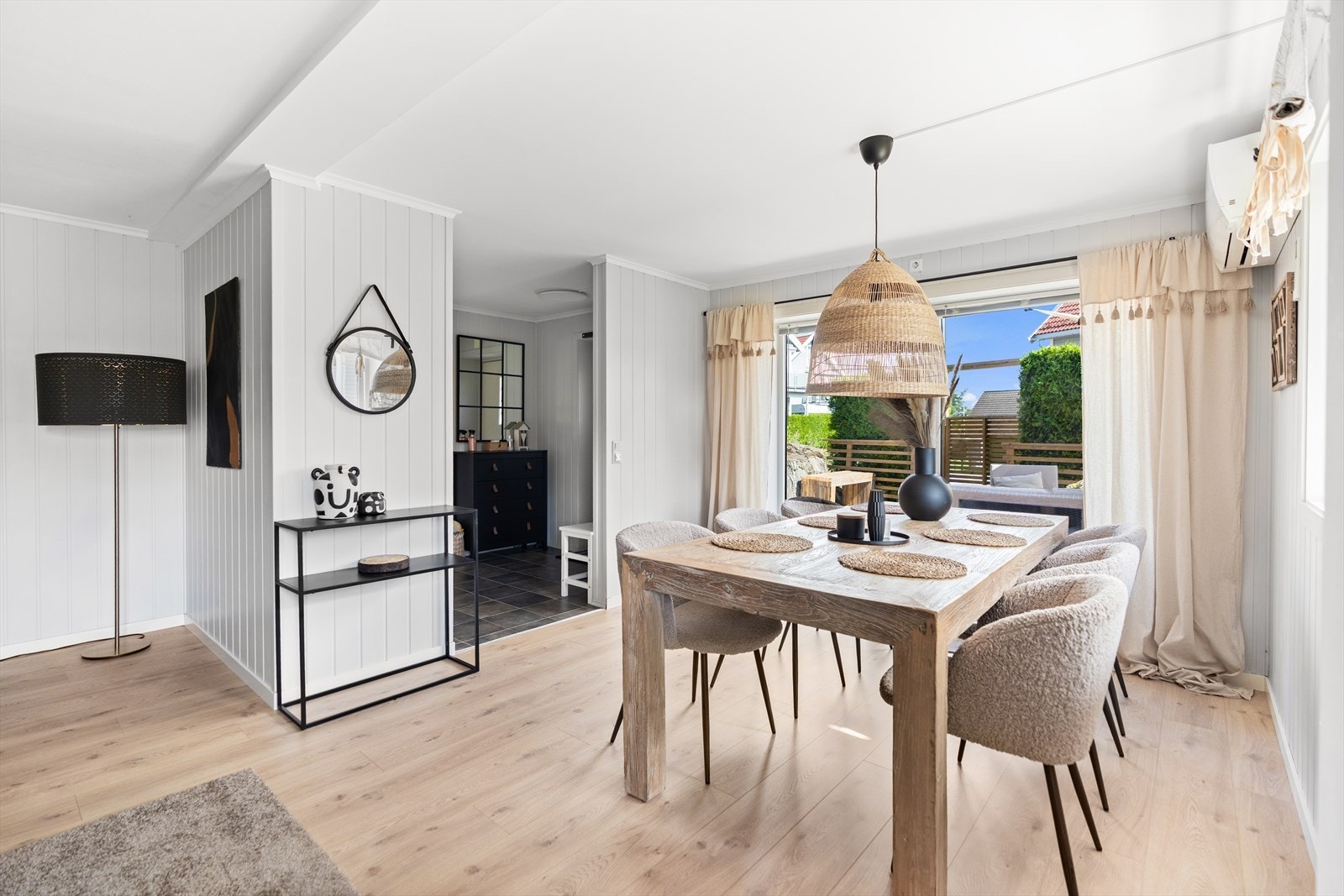 Store vindusflater som slipper inn rikelig med naturlig lys gjennom hele dagen. Galleribilde