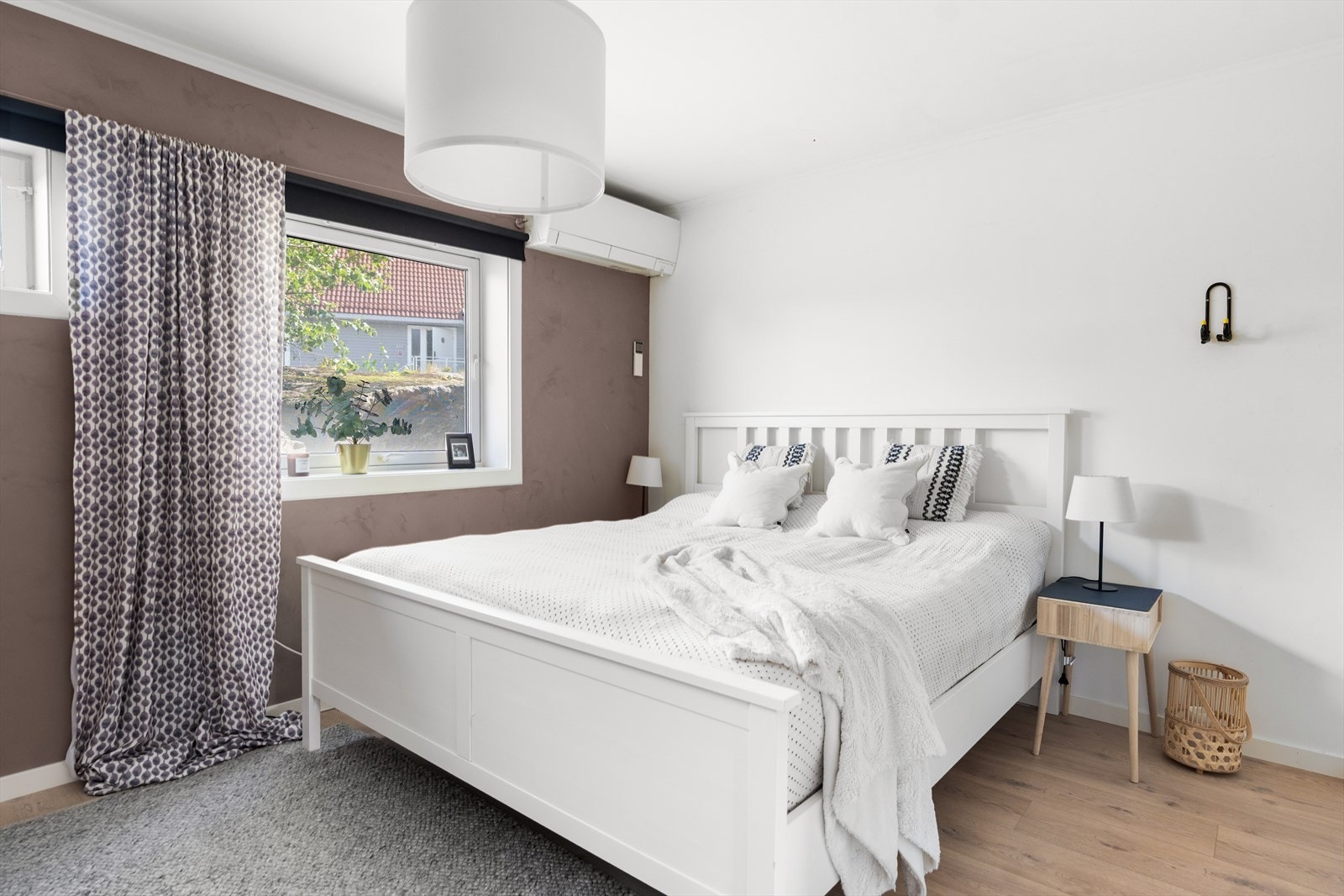 Boligen tilbyr to store soverom med plass til dobbeltseng og ekstra møbler. Galleribilde