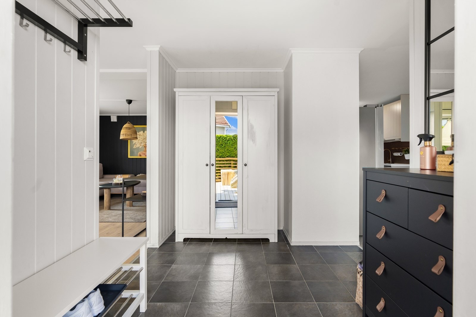 Romslig entré med god plass til yttertøy og sko. Her finnes en praktisk garderobe med speilfronter. Galleribilde