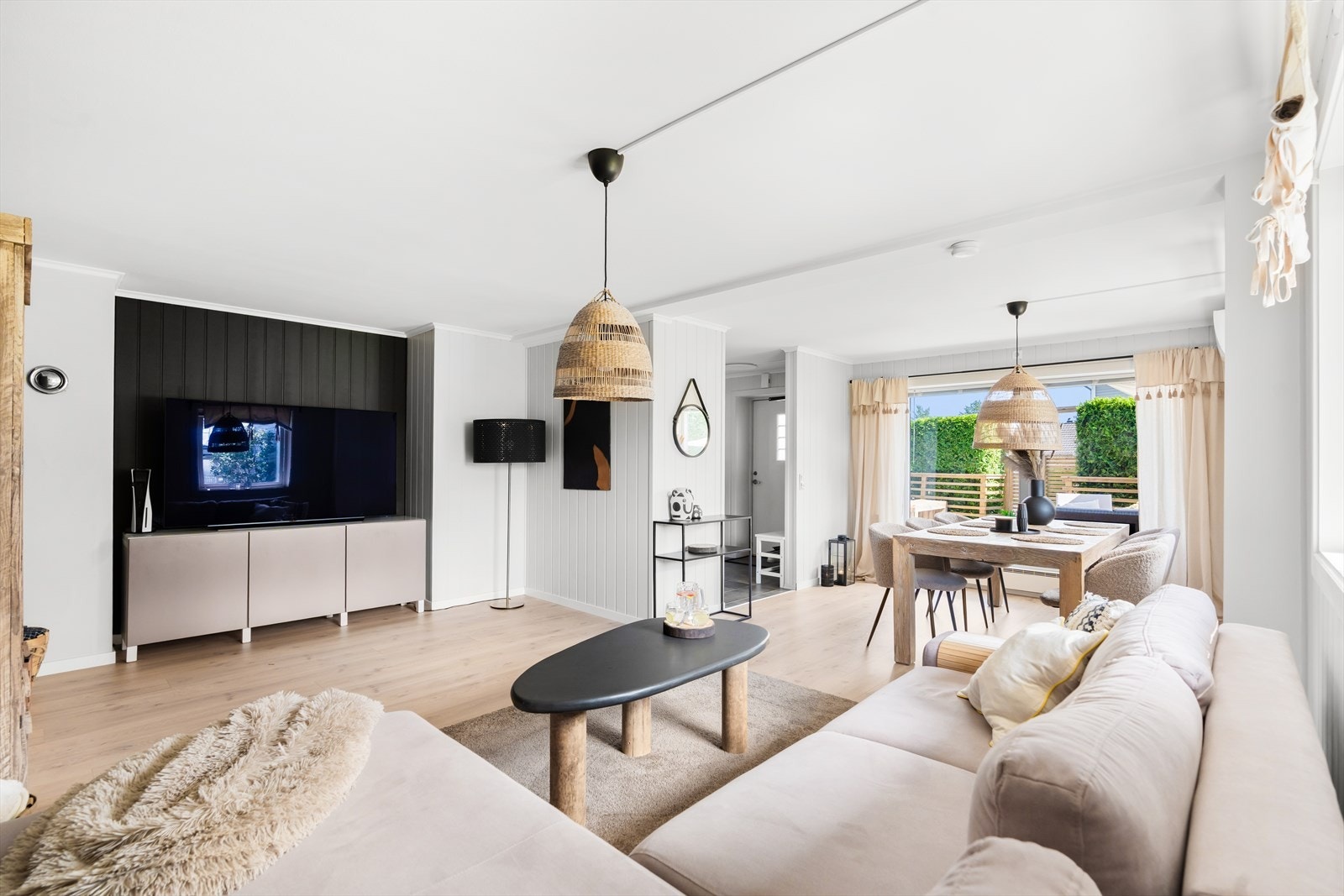 Stuen er lys, luftig og svært romslig. Galleribilde