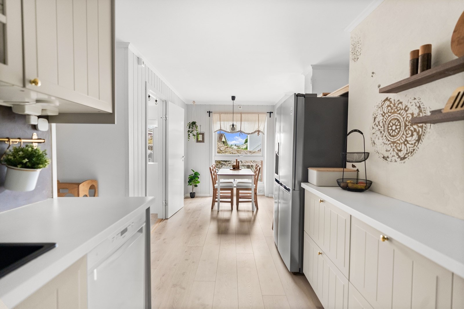 Kjøkkenet ligger i eget rom med inngang fra gang. Galleribilde