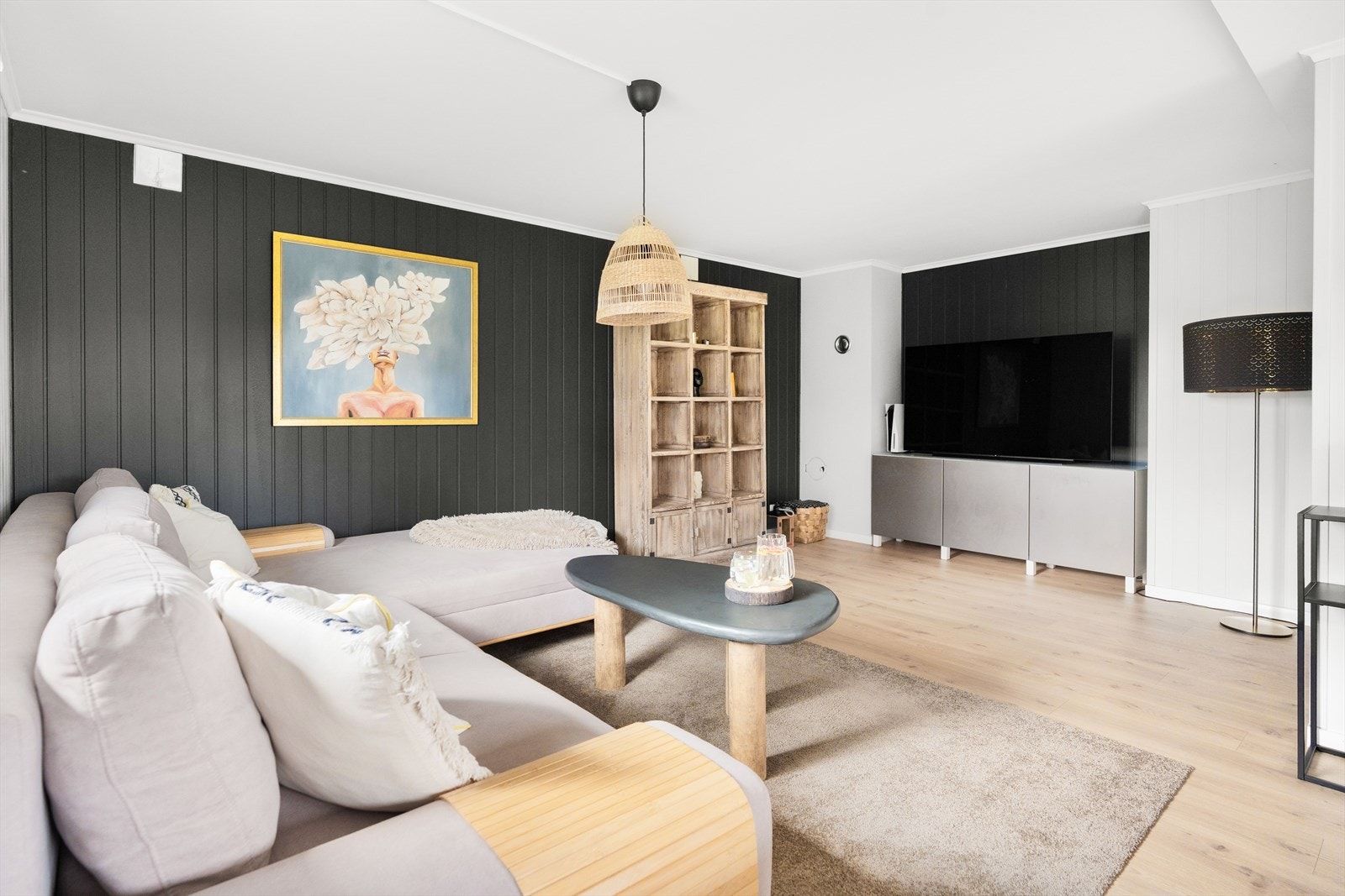 Her er det enkelt å innrede med både en stor sofagruppe og et spisebord. Galleribilde