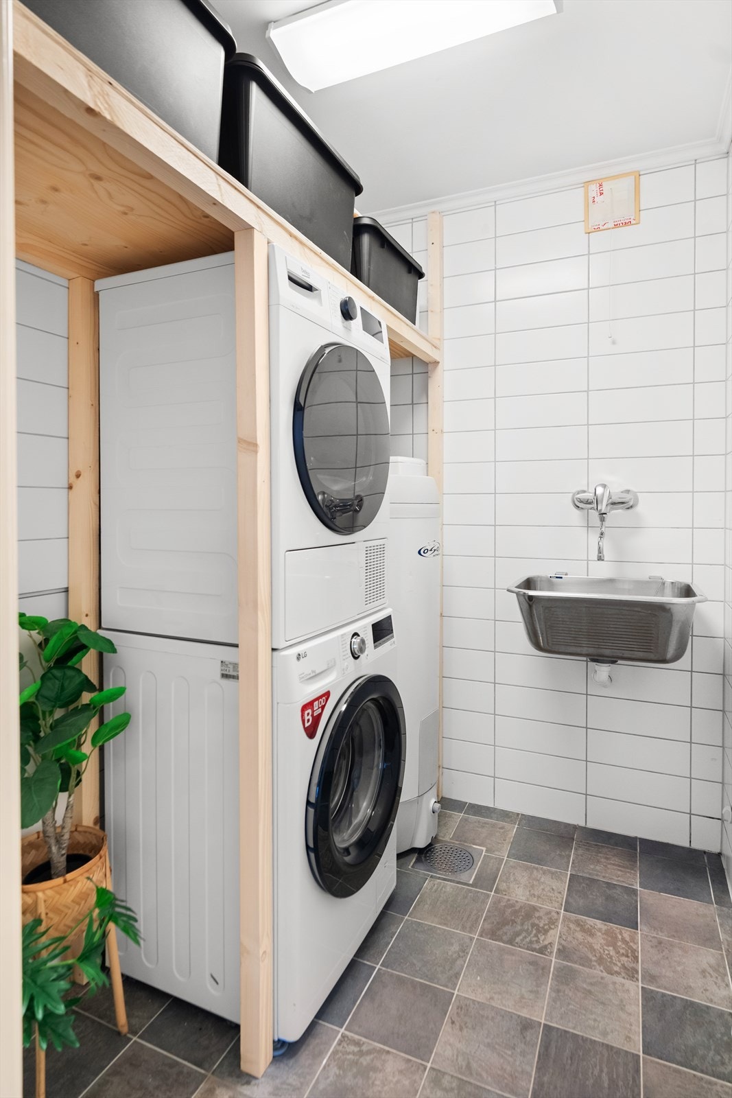 Vaskerommet har opplegg for å vaskemaskin og tørketrommel. Det er også vask. Rommet er av god størrelse. Galleribilde