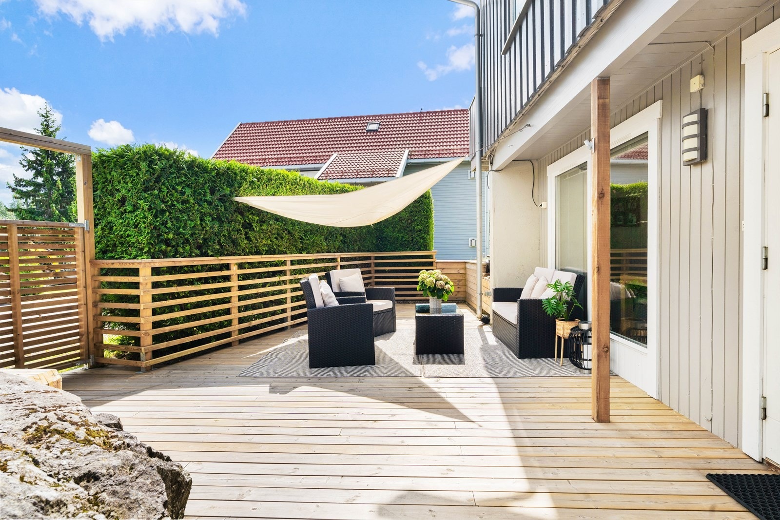 En lys og tiltalende halvpart av horisontaldelt tomannsbolig over ett plan. Galleribilde