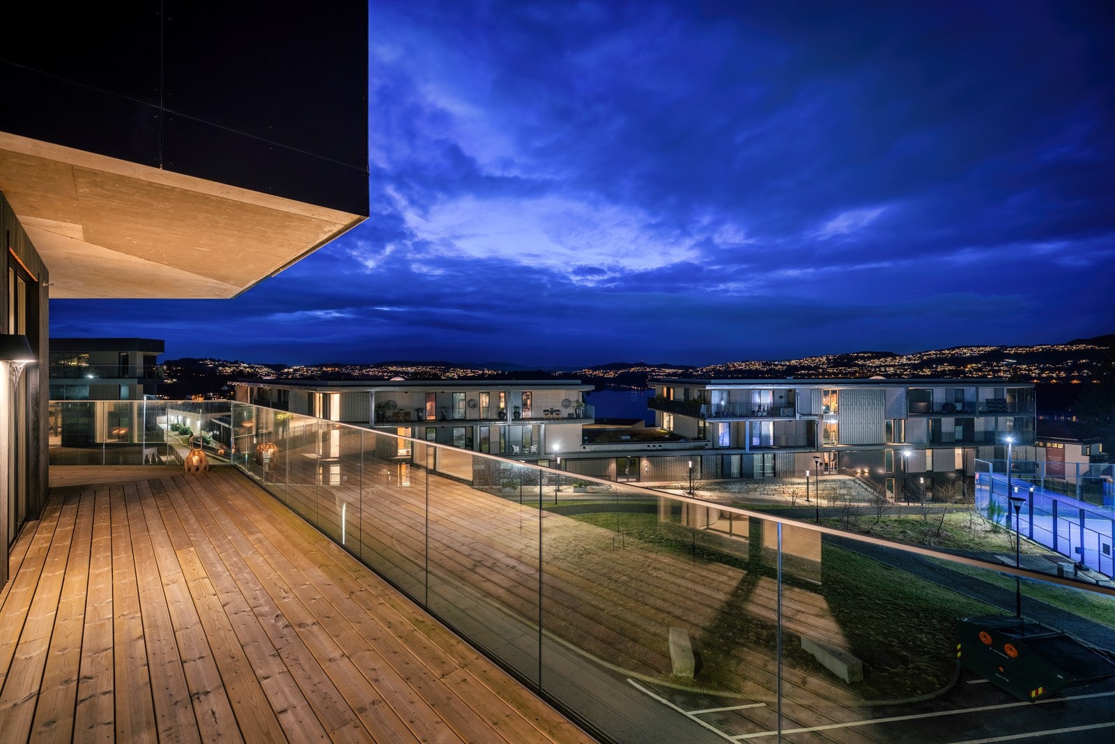 - Sameiet består av tilsammen 4 blokker, samt townhouse. Sameiet var ferdigstillt i 2023 - Galleribilde