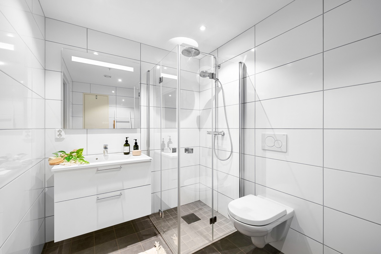 - Utstyrt med vegghengt wc, servant med skuffeseksjon, speil og belysning. For øvrig downlights i himling og varmekabler i gulvet - Galleribilde